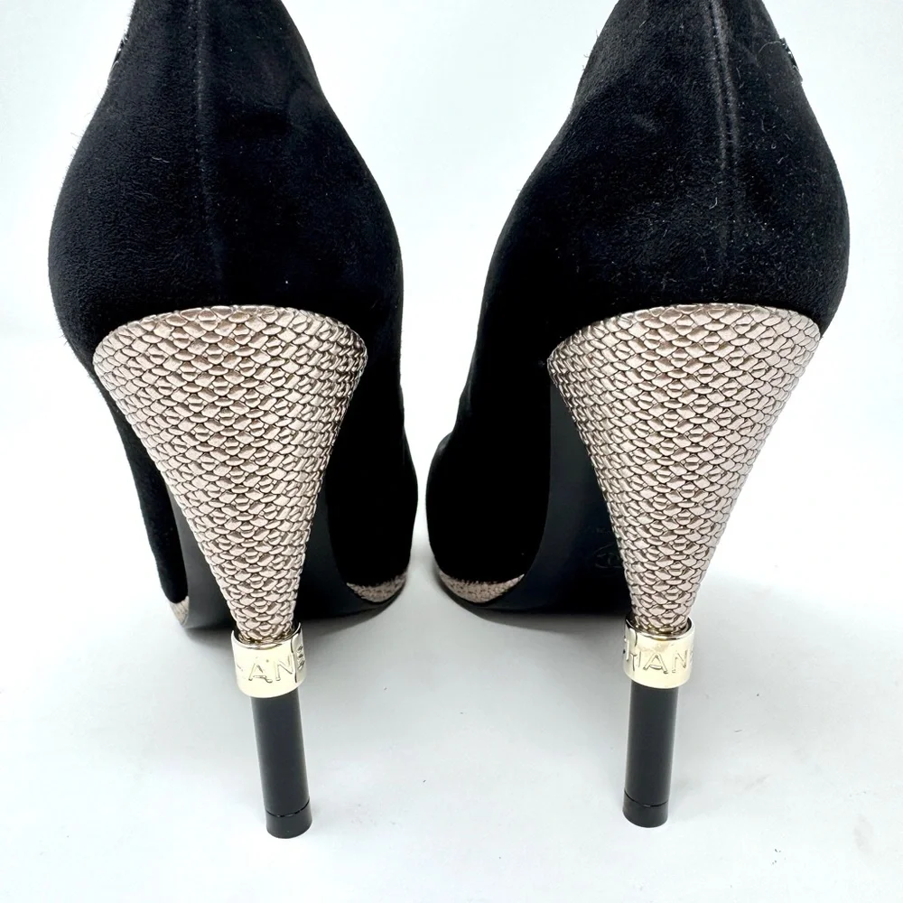 CHANEL Black Suede Pointed-Toe Pumps with Textured Metallic Heel and Trim